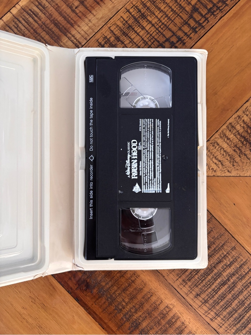 Walt Disney Robin Hood VHS - Picture 2 of 3